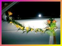 Para casamientos decoracion de autos con flores cintas y moos.