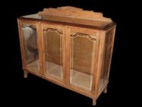 Venta antiguedades este caso mueble antiguo vitrina madera roble. Tres puertas vidrios biselados verdera antiguedad.